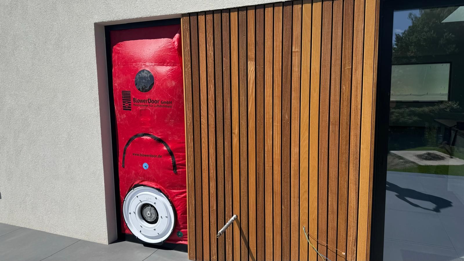 Toile de test d’étanchéité à l’air à côté d’un bardage bois