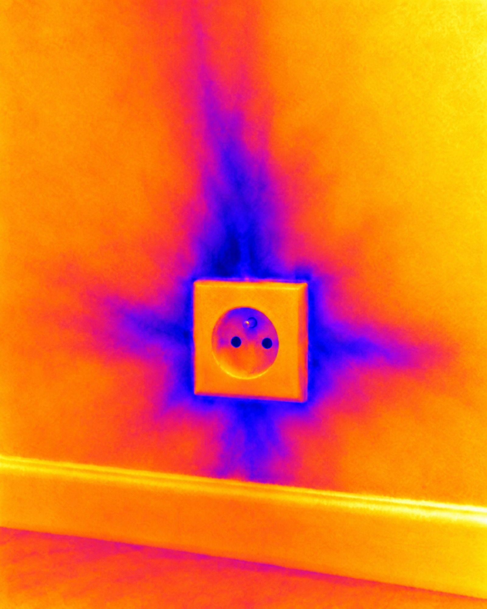 Image thermique d’une prise électrique laissant entrer de l’air froid