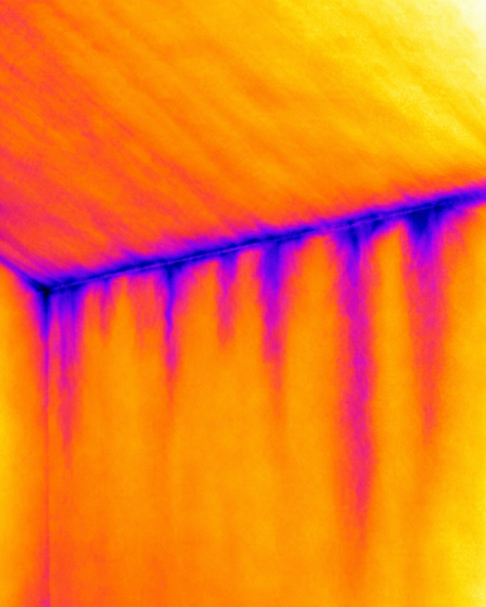 Image thermique d’une jonction entre mur et toiture avec infiltrations d’air froid